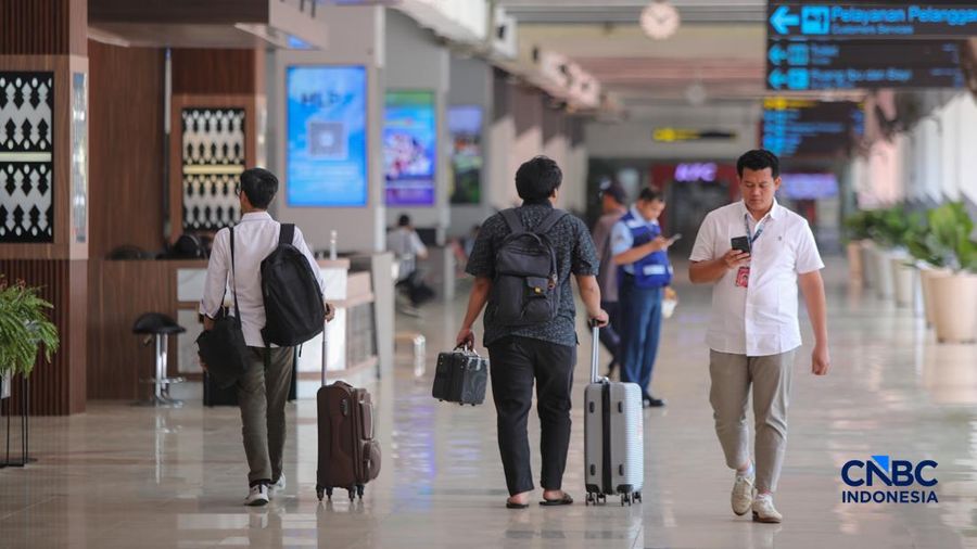 Calon penumpang nan kandas terbang meninggalkan Bandara Halim Perdanakusuma di Jakarta, setelah penghentian operasionalisasi penerbangan diperpanjang hingga pukul 18.00 WIB, Senin (7/9/2026).(CNBC Indonesia/Faisal Rahman)
