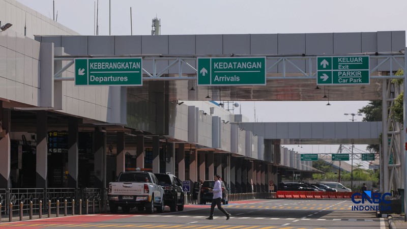 Calon penumpang yang gagal terbang meninggalkan Bandara Halim Perdanakusuma di Jakarta, setelah penghentian operasionalisasi penerbangan diperpanjang hingga pukul 18.00 WIB, Senin (7/9/2026). (CNBC Indonesia/Faisal Rahman)