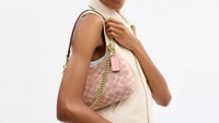 Sering Bingung Pilih Tas? Kenali Dulu Material Satin Bermanik Ini 