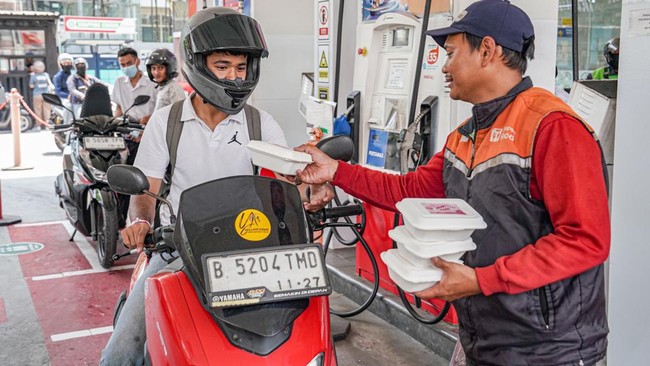 Sambut Hari Pelanggan, Pertamina Bagikan 8.100 Porsi Makanan di SPBU