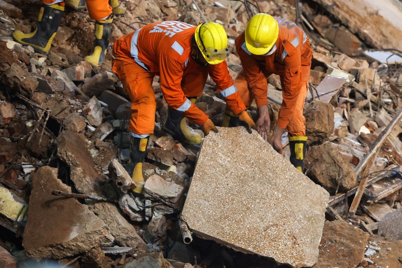 National Disaster Response Force (NDRF) personnel work at the scene after a building collapsed, in New Delhi, India, September 6, 2026. REUTERS/Francis Mascarenhas     TPX IMAGES OF THE DAY