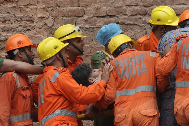 National Disaster Response Force (NDRF) personnel work at the scene after a building collapsed, in New Delhi, India, September 6, 2026. REUTERS/Francis Mascarenhas     TPX IMAGES OF THE DAY