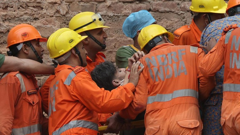 INDIA-COLLAPSE/