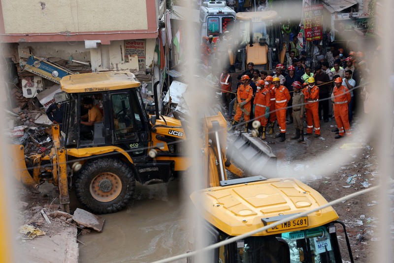National Disaster Response Force (NDRF) personnel work at the scene after a building collapsed, in New Delhi, India, September 6, 2026. REUTERS/Francis Mascarenhas     TPX IMAGES OF THE DAY