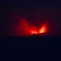 Gunung berapi Gunung Anak Krakatau memuntahkan lahar panas terlihat dari desa Pasauran di Serang, provinsi Banten, Indonesia, 5 September 2026. REUTERS/Rikardo