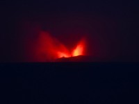 Gunung berapi Gunung Anak Krakatau memuntahkan lahar panas terlihat dari desa Pasauran di Serang, provinsi Banten, Indonesia, 5 September 2026. REUTERS/Rikardo