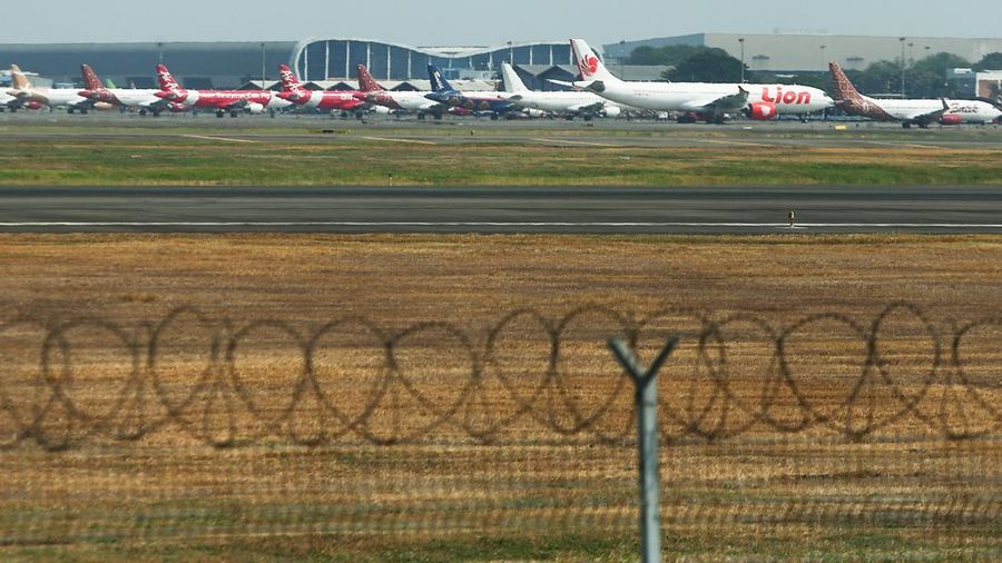 Pesawat diparkir saat Bandara Internasional Soekarno Hatta ditutup operasinya akibat letusan gunung berapi Gunung Anak Krakatau, di Tangerang, dekat Jakarta, Indonesia, 6/9/2026, REUTERS/Claudio Pramana