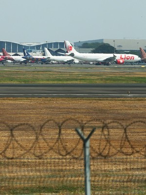 Pesawat diparkir saat Bandara Internasional Soekarno Hatta ditutup operasinya akibat letusan gunung berapi Gunung Anak Krakatau, di Tangerang, dekat Jakarta, Indonesia, 6/9/2026, REUTERS/Claudio Pramana