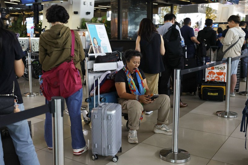 Penumpang yang terdampar menunggu di terminal saat Bandara Internasional Soekarno Hatta menutup operasinya akibat letusan gunung berapi Gunung Anak Krakatau, di Tangerang, Banten, Senin 7 September 2026. REUTERS/Ajeng Dinar Ulfiana