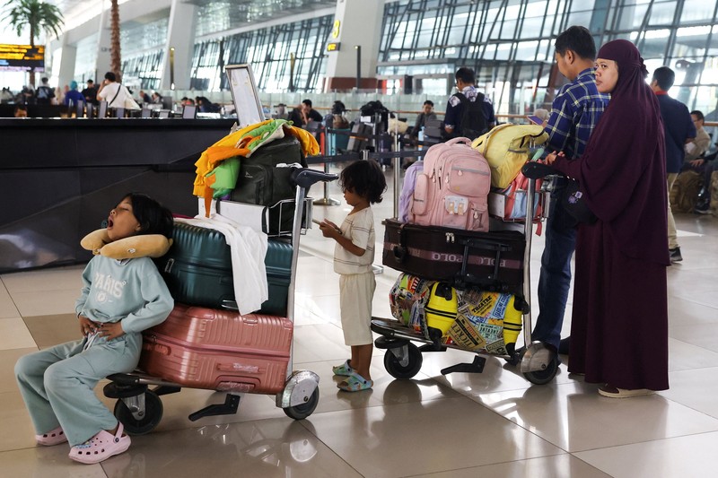 Penumpang yang terdampar menunggu di terminal saat Bandara Internasional Soekarno Hatta menutup operasinya akibat letusan gunung berapi Gunung Anak Krakatau, di Tangerang, Banten, Senin 7 September 2026. REUTERS/Ajeng Dinar Ulfiana