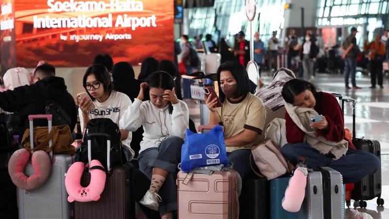 Penumpang yang terdampar menunggu di terminal saat Bandara Internasional Soekarno Hatta menutup operasinya akibat letusan gunung berapi Gunung Anak Krakatau, di Tangerang, Banten, Senin 7 September 2026. REUTERS/Ajeng Dinar Ulfiana