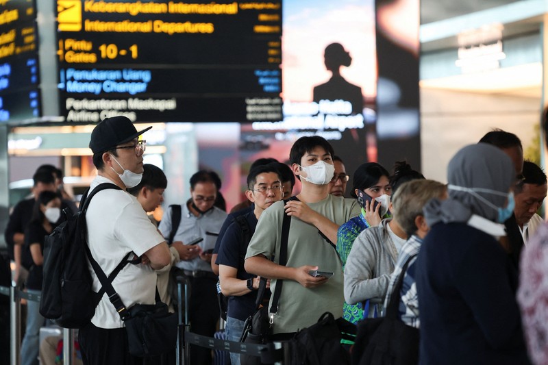 Penumpang yang terdampar menunggu di terminal saat Bandara Internasional Soekarno Hatta menutup operasinya akibat letusan gunung berapi Gunung Anak Krakatau, di Tangerang, Banten, Senin 7 September 2026. REUTERS/Ajeng Dinar Ulfiana