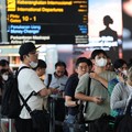 Penumpang yang terdampar mengantri di area layanan pelanggan Bandara Internasional Soekarno-Hatta setelah bandara ditutup operasinya akibat letusan Gunung Anak Krakatau, di Tangerang, Banten, Indonesia, 7/9/2026. REUTERS/Ajeng Dinar Ulfiana