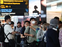 Penumpang yang terdampar mengantri di area layanan pelanggan Bandara Internasional Soekarno-Hatta setelah bandara ditutup operasinya akibat letusan Gunung Anak Krakatau, di Tangerang, Banten, Indonesia, 7/9/2026. REUTERS/Ajeng Dinar Ulfiana