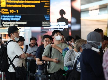 Penumpang yang terdampar mengantri di area layanan pelanggan Bandara Internasional Soekarno-Hatta setelah bandara ditutup operasinya akibat letusan Gunung Anak Krakatau, di Tangerang, Banten, Indonesia, 7/9/2026. REUTERS/Ajeng Dinar Ulfiana