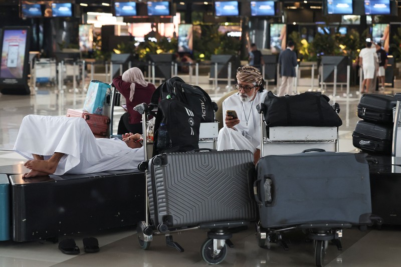 Penumpang yang terdampar menunggu di terminal saat Bandara Internasional Soekarno Hatta menutup operasinya akibat letusan gunung berapi Gunung Anak Krakatau, di Tangerang, Banten, Senin 7 September 2026. REUTERS/Ajeng Dinar Ulfiana