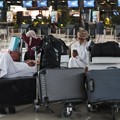 Penumpang yang terdampar menunggu di terminal saat Bandara Internasional Soekarno-Hatta menutup operasinya akibat letusan gunung berapi Gunung Anak Krakatau, di Tangerang, Banten, Senin,  7 September 2026. REUTERS/Ajeng Dinar Ulfiana