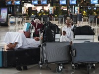 Penumpang yang terdampar menunggu di terminal saat Bandara Internasional Soekarno-Hatta menutup operasinya akibat letusan gunung berapi Gunung Anak Krakatau, di Tangerang, Banten, Senin,  7 September 2026. REUTERS/Ajeng Dinar Ulfiana