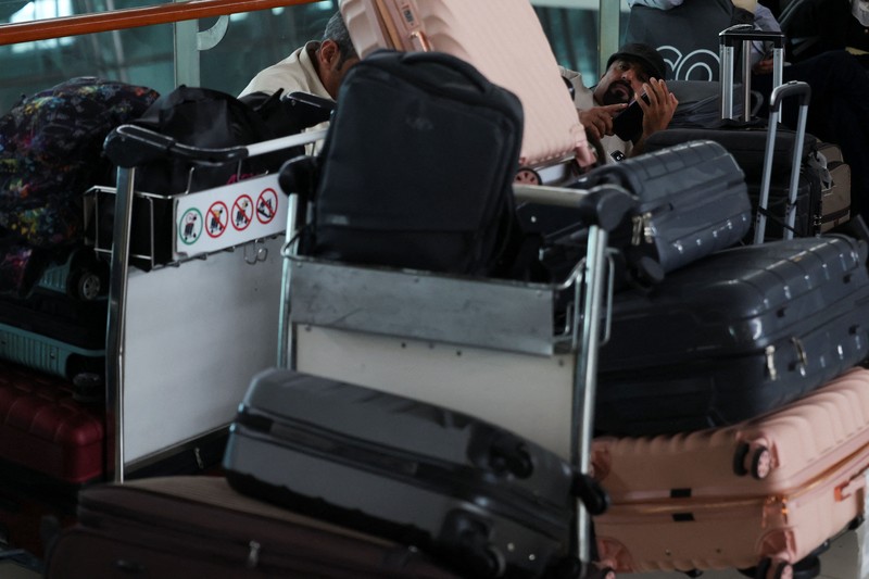Penumpang yang terdampar menunggu di terminal saat Bandara Internasional Soekarno Hatta menutup operasinya akibat letusan gunung berapi Gunung Anak Krakatau, di Tangerang, Banten, Senin 7 September 2026. REUTERS/Ajeng Dinar Ulfiana