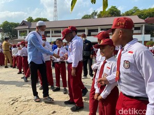 Jurnalis-Relawan di Samarinda Salat Istisqa, Bagikan 2.000 Masker ke Pelajar