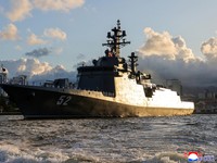 Kapal perusak "Kang Kon" pada hari upacara peresmiannya di Pelabuhan Wonsan, Korea Utara, 6 September 2026, dalam foto yang dirilis oleh kantor berita resmi Korea Utara, Korean Central News Agency. (KCNA via REUTERS)