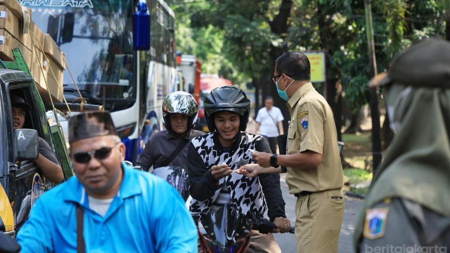 Kecamatan Cipayung membagikan masker ke sejumlah pengendara yang melintas di Jalan Raya Bina Marga, Cipayung, Senin (7/9/2026).