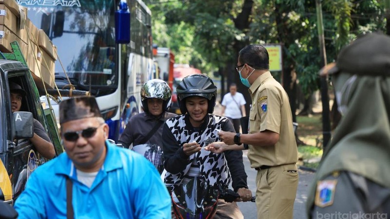 Kecamatan Cipayung membagikan masker ke sejumlah pengendara yang melintas di Jalan Raya Bina Marga, Cipayung, Senin (7/9/2026).