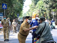 Kecamatan Cipayung membagikan masker ke sejumlah pengendara yang melintas di Jalan Raya Bina Marga, Cipayung, Senin (7/9/2026). (Dok. BeritaJakarta/Andri Widiyanto)