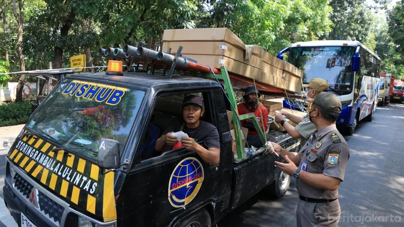 Kecamatan Cipayung membagikan masker ke sejumlah pengendara yang melintas di Jalan Raya Bina Marga, Cipayung, Senin (7/9/2026).