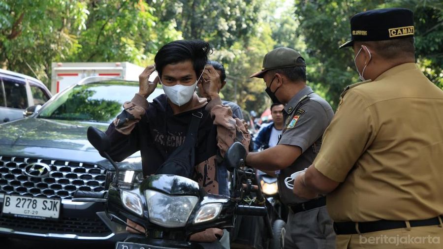 Kecamatan Cipayung membagikan masker ke sejumlah pengendara yang melintas di Jalan Raya Bina Marga, Cipayung, Senin (7/9/2026). (Dok. BeritaJakarta/Andri Widiyanto)