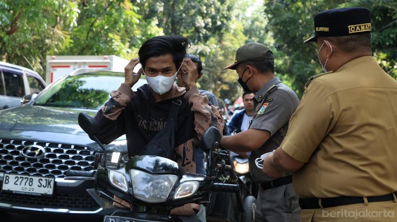 Kecamatan Cipayung membagikan masker ke sejumlah pengendara yang melintas di Jalan Raya Bina Marga, Cipayung, Senin (7/9/2026). (Dok. BeritaJakarta/Andri Widiyanto)