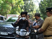 Kecamatan Cipayung membagikan masker ke sejumlah pengendara yang melintas di Jalan Raya Bina Marga, Cipayung, Senin (7/9/2026). (Dok. BeritaJakarta/Andri Widiyanto)