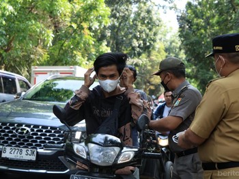 Kecamatan Cipayung membagikan masker ke sejumlah pengendara yang melintas di Jalan Raya Bina Marga, Cipayung, Senin (7/9/2026). (Dok. BeritaJakarta/Andri Widiyanto)