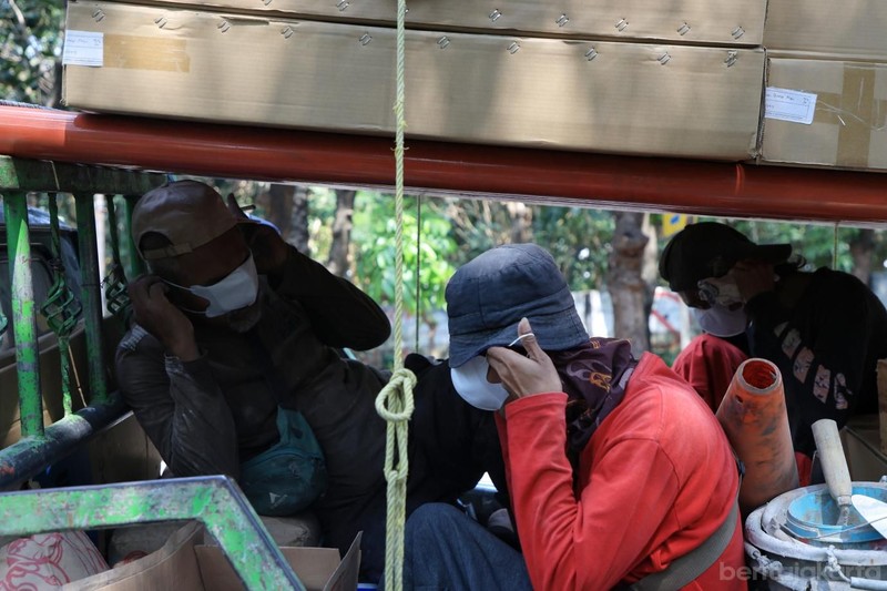 Kecamatan Cipayung membagikan masker ke sejumlah pengendara yang melintas di Jalan Raya Bina Marga, Cipayung, Senin (7/9/2026). (Dok. BeritaJakarta/Andri Widiyanto)