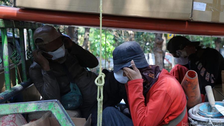Kecamatan Cipayung membagikan masker ke sejumlah pengendara yang melintas di Jalan Raya Bina Marga, Cipayung, Senin (7/9/2026).