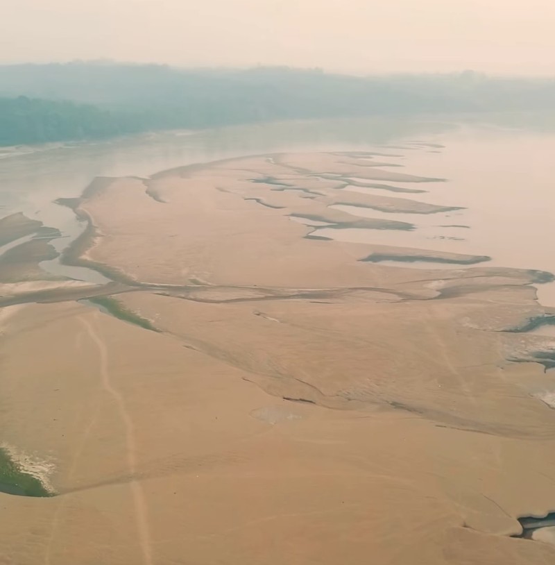 Kekeringan sungai Kapuas. (Ist Instagram atr.drone)