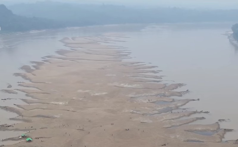 Kekeringan sungai Kapuas. (Ist Instagram atr.drone)