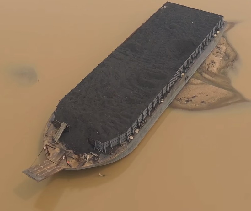 Kekeringan sungai Kapuas. (Ist Instagram atr.drone)