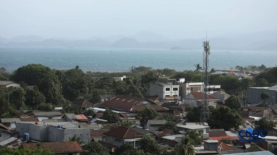Suasana terkini Kecamatan Bumi Waras, Kota Bandar Lampung setelah Gunung Anak Krakatau di area Selat Sunda kembali mengalami erupsi pada Sabtu (5/9/2026). Aktivitas tersebut terpantau sejak awal hari hingga Senin (7/9/2026) pagi tetap mengalami da