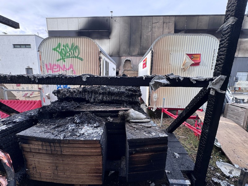 Sebuah kendaraan yang hangus terbakar berada di lokasi konstruksi di area gardu induk saat polisi menyelidiki kebakaran di gardu transformator tersebut&mdash;sebuah peristiwa yang semakin meningkatkan kekhawatiran keamanan terkait serangkaian serangan sabotase terhadap jaringan listrik Jerman&mdash;di Berlin, Jerman, pada 7 September 2026. Sebuah papan tanda bertuliskan