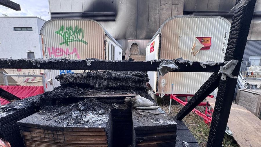 Material bangunan yang hangus terbakar tampak di lokasi konstruksi di area gardu induk saat polisi menyelidiki kebakaran di gardu transformator tersebut—sebuah peristiwa yang semakin meningkatkan kekhawatiran keamanan terkait serangkaian serangan sabotase terhadap jaringan listrik Jerman—di Berlin, Jerman, pada 7 September 2026. Sebuah papan tanda bertuliskan