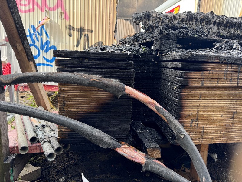 Sebuah kendaraan yang hangus terbakar berada di lokasi konstruksi di area gardu induk saat polisi menyelidiki kebakaran di gardu transformator tersebut&mdash;sebuah peristiwa yang semakin meningkatkan kekhawatiran keamanan terkait serangkaian serangan sabotase terhadap jaringan listrik Jerman&mdash;di Berlin, Jerman, pada 7 September 2026. Sebuah papan tanda bertuliskan