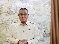 Menteri Lingkungan Hidup/Kepala Badan Pengendalian Lingkungan Hidup (KLH/BPLH) Mohammad Jumhur Hidayat memberi pernyataan dan imbauan terkait erupsi Gunung Anak Krakatau, Senin (7/9/2026). (Tangkapan Layar Kementerian LH)