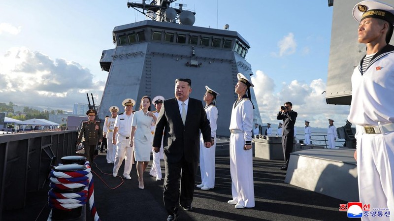 Pemimpin Korea Utara Kim Jong Un, didampingi putrinya Kim Ju Ae, menghadiri upacara peresmian kapal perusak