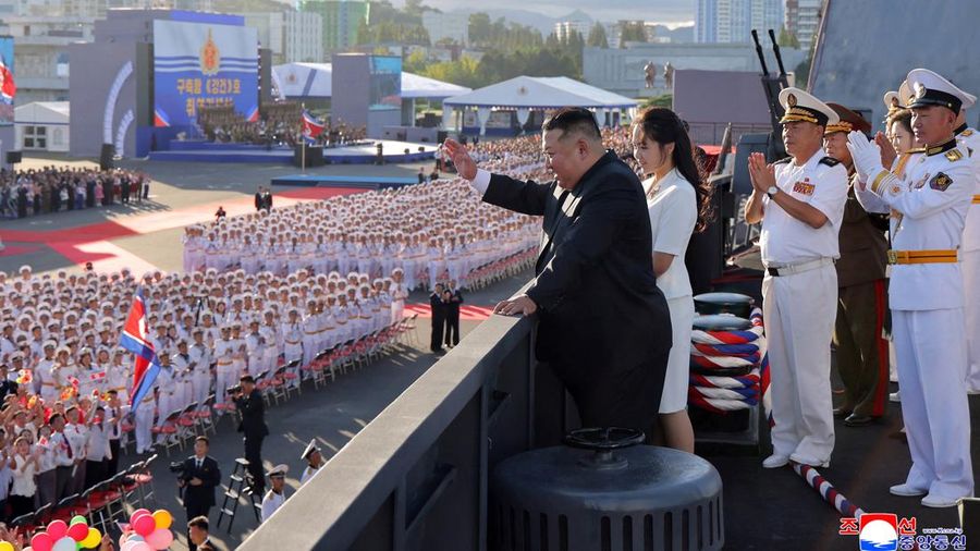 Pemimpin Korea Utara Kim Jong Un, didampingi putrinya Kim Ju Ae, menghadiri upacara peresmian kapal perusak