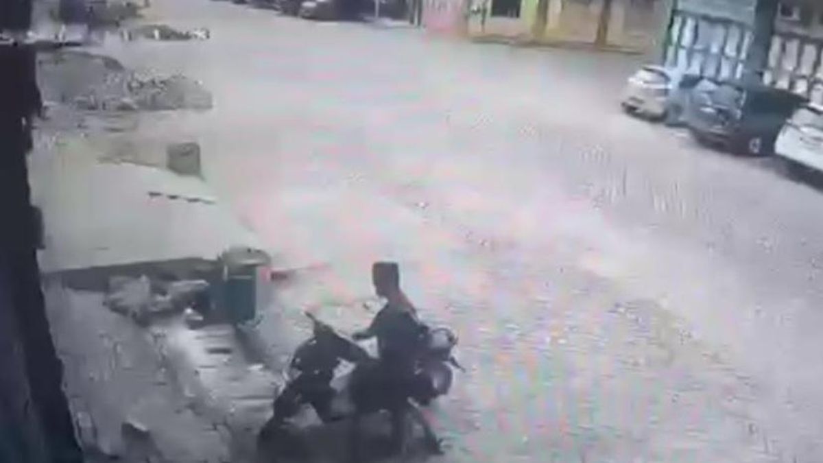 Takut Ditangkap Polisi, Maling Motor Ngumpet di Atap Rumah Deli Serdang