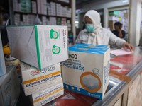Suasana penjualan masker di Pasar Pramuka, Jakarta, Senin (7/9/2026). (CNBC Indonesia/Faisal Rahman)