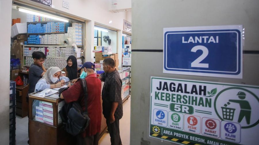 Suasana penjualan masker di Pasar Pramuka, Jakarta, Senin (7/9/2026). (CNBC Indonesia/Faisal Rahman)