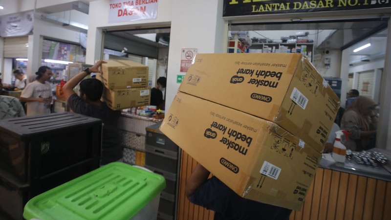 Suasana penjualan masker di Pasar Pramuka, Jakarta, Senin (7/9/2026). (CNBC Indonesia/Faisal Rahman)