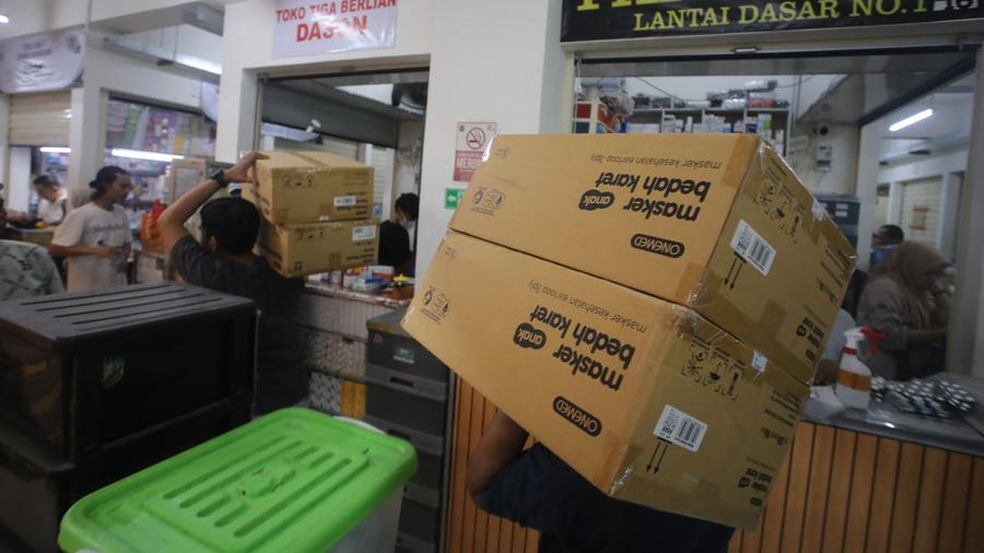 Suasana penjualan masker di Pasar Pramuka, Jakarta, Senin (7/9/2026). (CNBC Indonesia/Faisal Rahman)